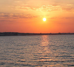 Zurück mit dem Boot mit tollem Sonnenuntergang