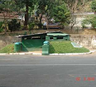 Direkt gegenüber dem Tempelausgang