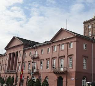 Beim Karlsruher Rathaus am Marktplatz