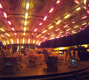 Das Pferdekarrussel bei Nacht