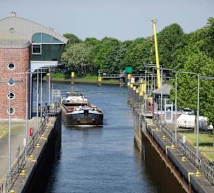 Einfahrt eines Binnenschiffes in die Schleuse