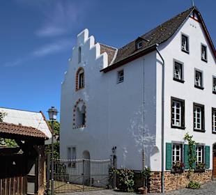 Historische Gebäude rund um die Kirche