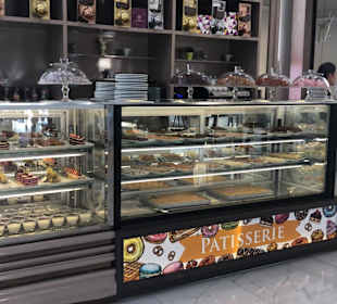Cafe & Patisserie Crystal