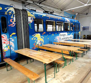 Rundgang durch die Fahrzeughallen