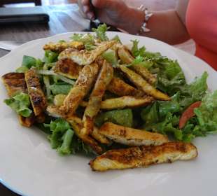 Schön angerichteter Salat