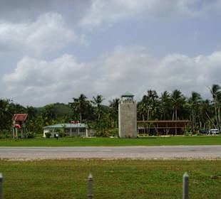 Flughafen von der Strasse aus gesehen
