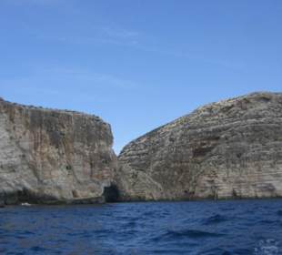 Links die Blue Grotte, die zuerst angefahren wird