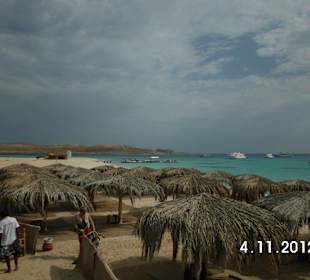 Die Strohmatten und Schirme