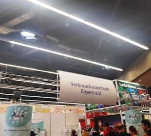Viele Stände in den Hallen