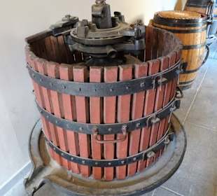 Historische Geräte in der Kellerei