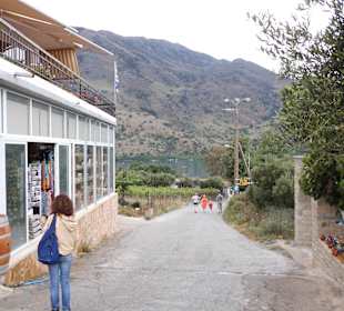 Weg zum See/Tavernen/Souveniers