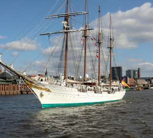 Spanisches Segelschulschiff läuft aus dem Hafen 