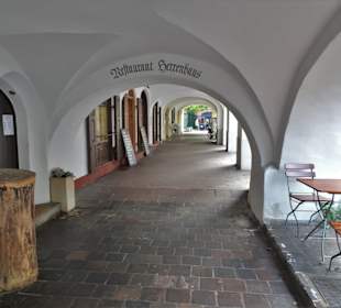 In den Arkaden der Altstadt
