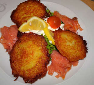 Geräucherter Lachs mit Reibekuchen im "Stiefel"