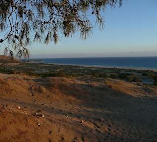 Blick herab zu Strand und Meer
