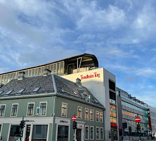 Platz mit Einkaufszentrum