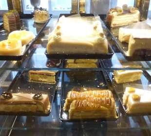 Im Café Niederegger gegenüber vom Rathaus