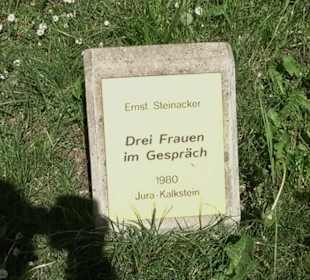Skulptur Drei Frauen im Gespräch