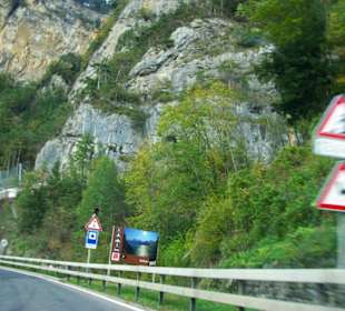 Traumhafte Straße entlang dem See