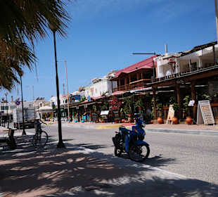 Die Hafenstrasse in Kardamenia