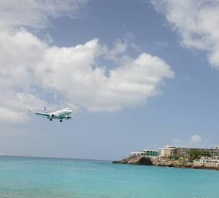 Flugzeug über dem Meer