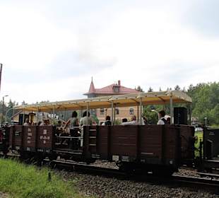 Offener Aussichtswagen mit Dixiland-Band