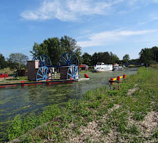 Umlenkrollen auf dem Kanal