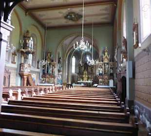 Vom hinteren auf die Kanzel und Altar