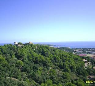 Blick vom Castell auf die Küste