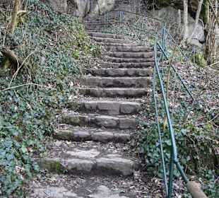 Aufgang zur Höhle vom Tal aus!