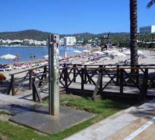 Stadtstrand von San Antonio mit Dusche
