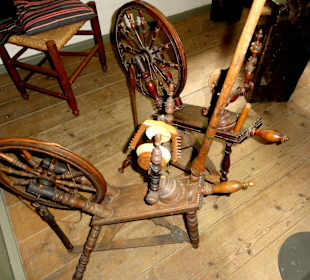 Spinnräder im Heimathaus