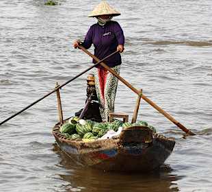 Vietnamesin bietet ihre Ware feil