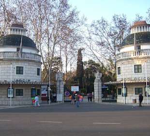 Eingang - direkt vor der Metro