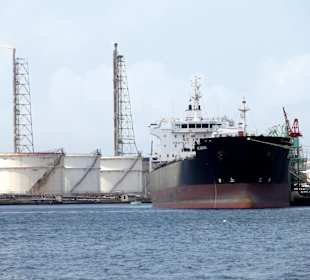 Tankschiff vor dem Tanklager