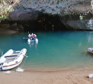 Einfahrt mit Schlauchboot unterirdischer See