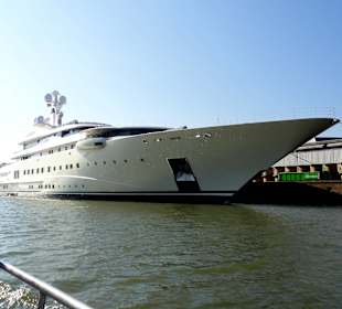 Luxus-Yacht im Hafen