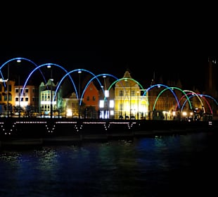 Die Queen-Emma Brücke bei Nacht