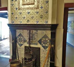 Kamin mit Fliesen im Heimatmuseum
