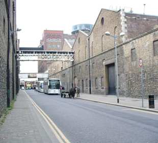 Vor der Guiness Brauerei