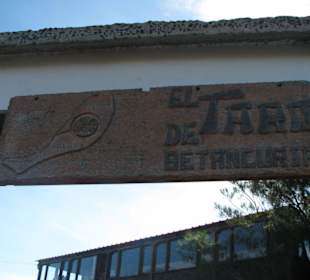 Schild über dem Eingang