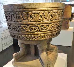 Alte Taufsteine im Landesmuseum