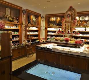 Im Verkaufsraum des Café Niederegger