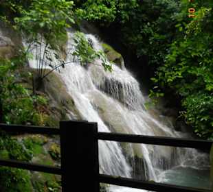 Wasserfall hinter der Tempelgruppe "del  Norte"