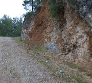 Weg vorbei den Staudamm die Berge in