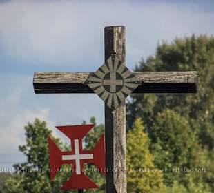 Kruzifixe und Kreuze auch an den Wegen zum Berg dK