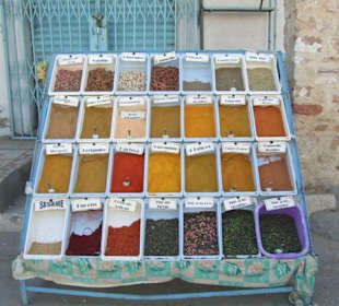 Gewürzstand am Wochenmarkt von Tataouine
