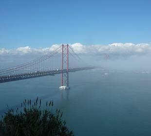 Blick von Cristo Rei auf die Ponte 25 de Abril