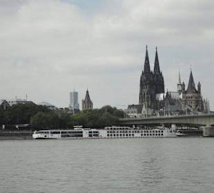 Große Kölner Hafenrundfahrt