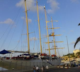 Schiff im Hafen Maó